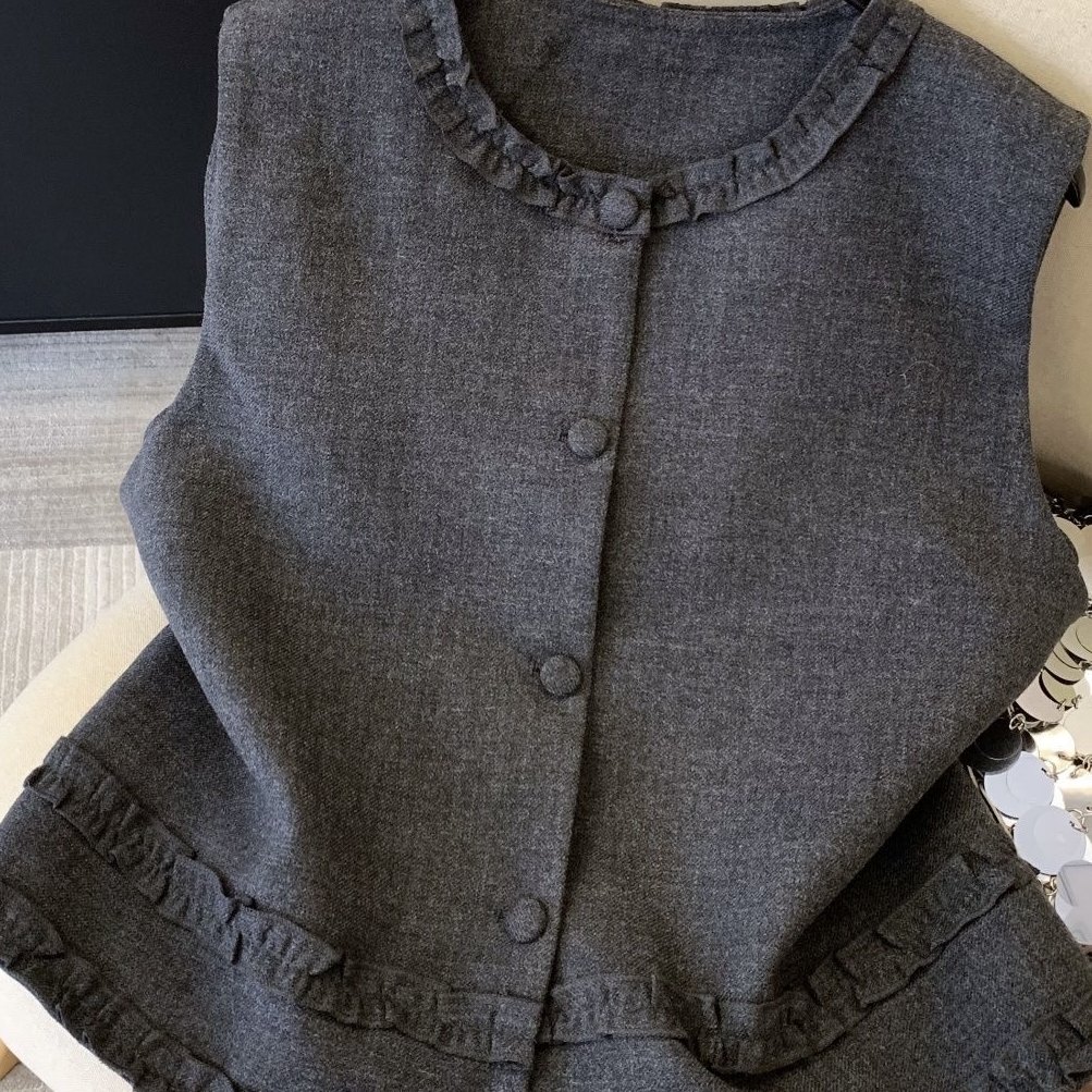 灰色马甲秋季新款2025木耳边背心设计高级上衣坎肩马夹外套