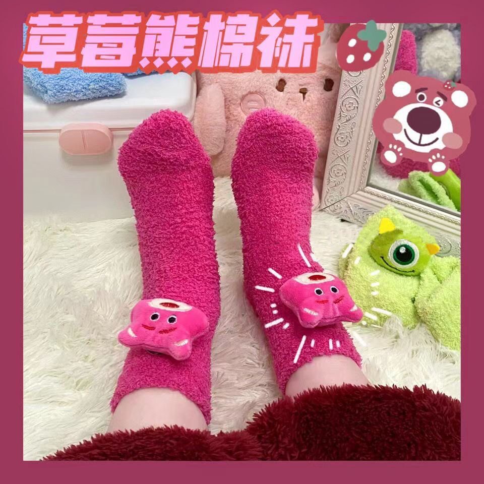 草莓熊袜子女生居家可爱珊瑚绒网红毛绒袜冬季加厚中筒袜子睡眠袜
