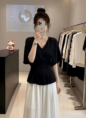 法式高级黑色V领正肩短袖T恤女2026夏新款大码胖mm蝙蝠袖收腰上衣