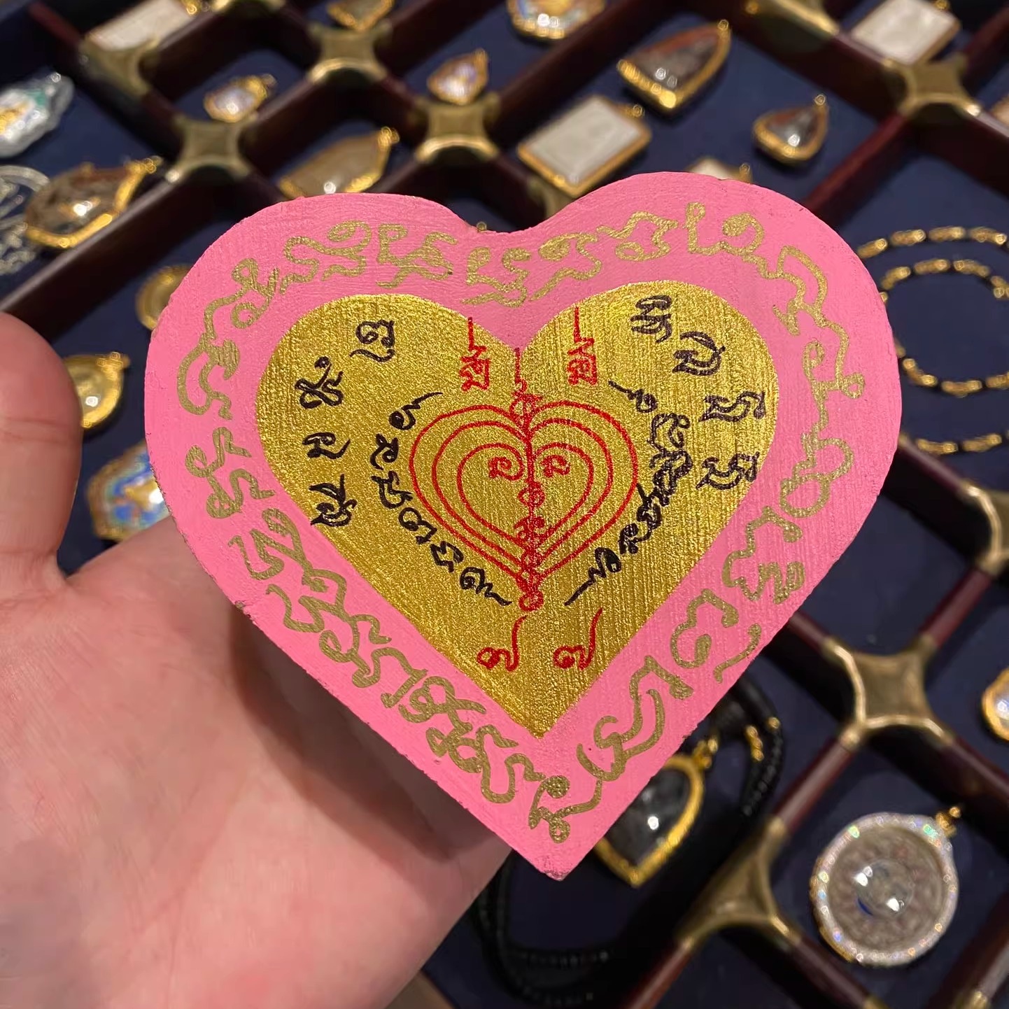 泰国特色佛牌 龙婆测 佛牌收纳盒 爱心木质盒子 手工绘制桌面摆件