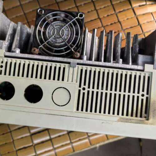 可维修J100-015HFE4 1.5KW，日立变频器实物图