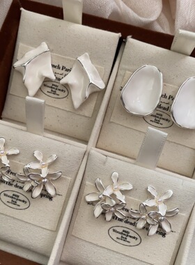 新款法式文艺复古金属珍珠花朵耳钉小众时尚百搭通勤气质耳环耳饰