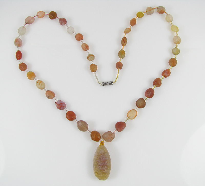 新疆漂亮的39.7克纯天然多彩戈壁玛瑙项链◆葡萄干玛瑙◆