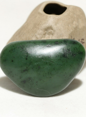 菠菜绿61.7克碧玉把件手玩件新疆和田玉籽料原石原料籽玉