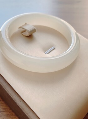 53.7圈口藕粉色平安镯和田玉梧桐