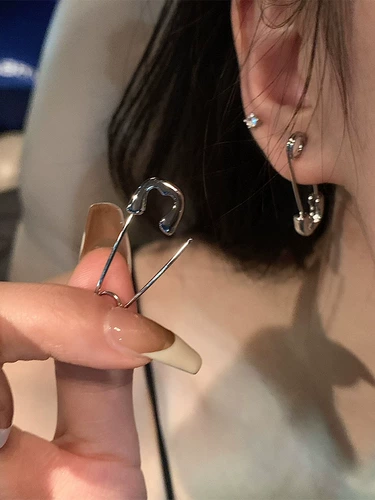 Небольшие серьги, дизайнерская металлическая булавка, простой и элегантный дизайн, популярно в интернете