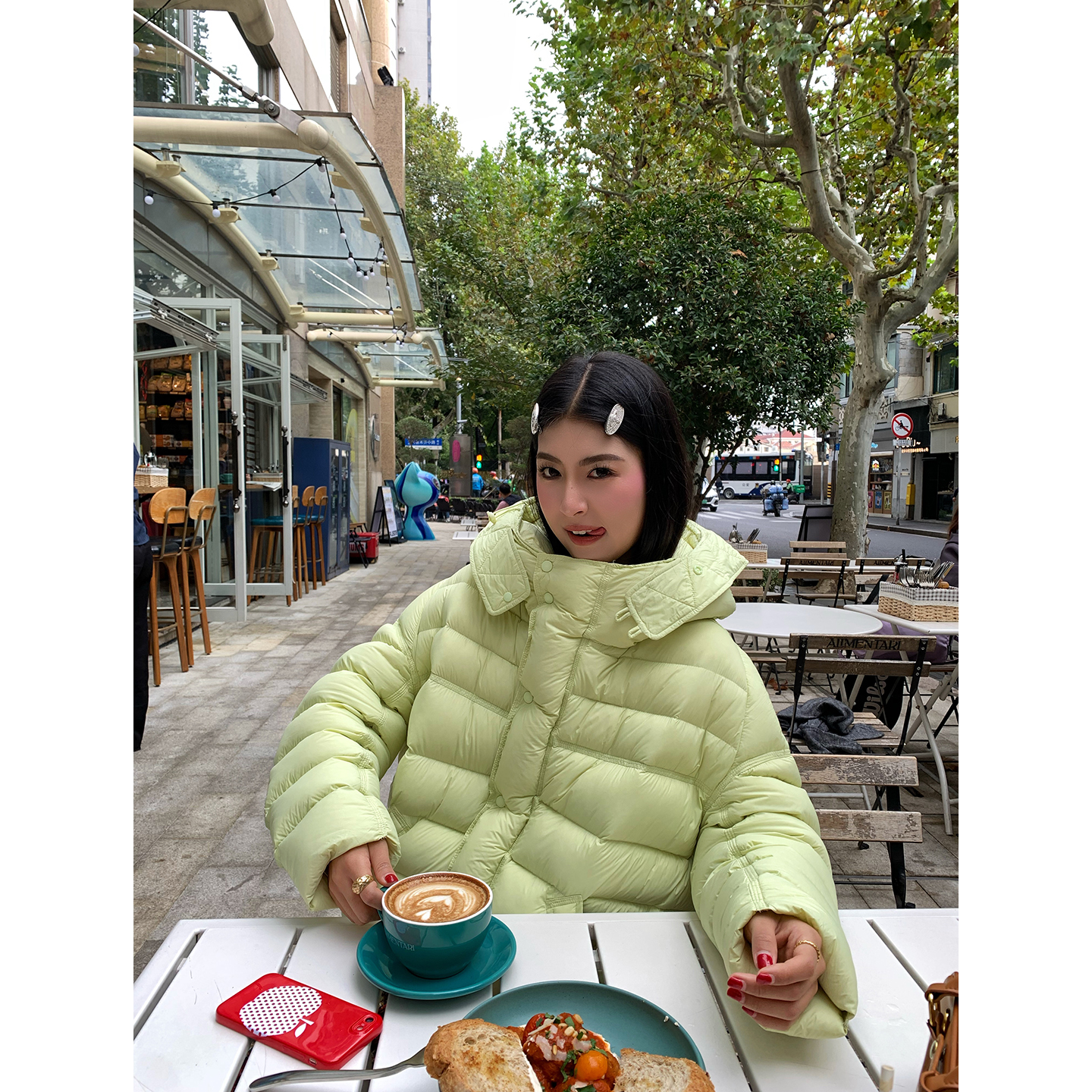 今屿花花短款连帽羽绒服女