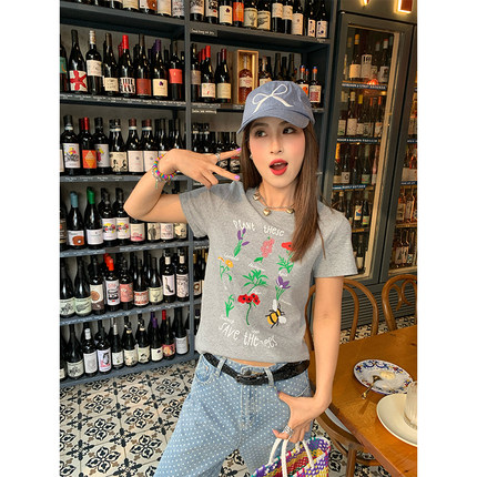 今屿花花 灰色印花正肩短袖女t恤夏2025新款显瘦修身设计感上衣