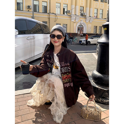 今屿花花字母印花短外套女