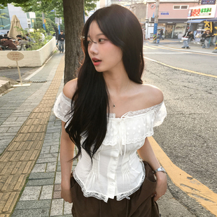韩系甜美一字肩蕾丝荷叶边T恤单排扣收腰纯欲百搭短上衣 MSYOUCAN