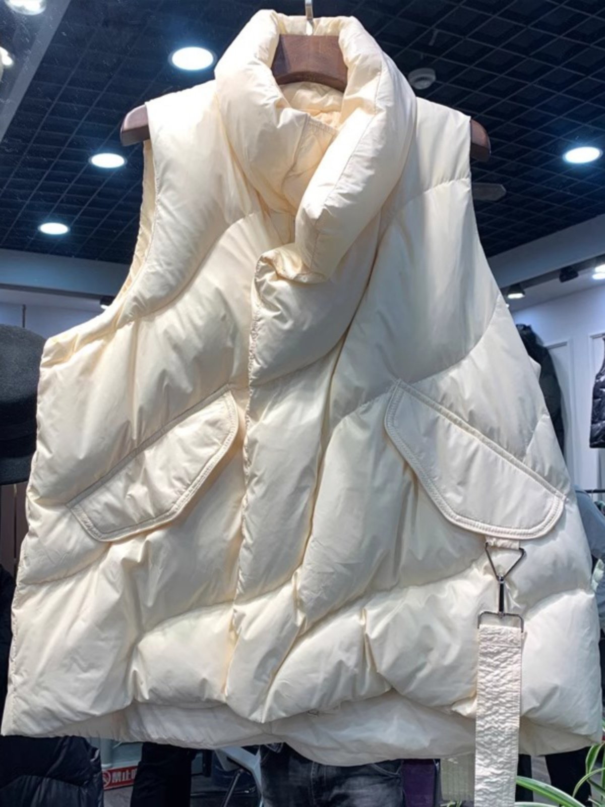 羽绒马甲女秋冬季外穿2025新款高级感时尚白鸭绒坎肩马夹背心外套