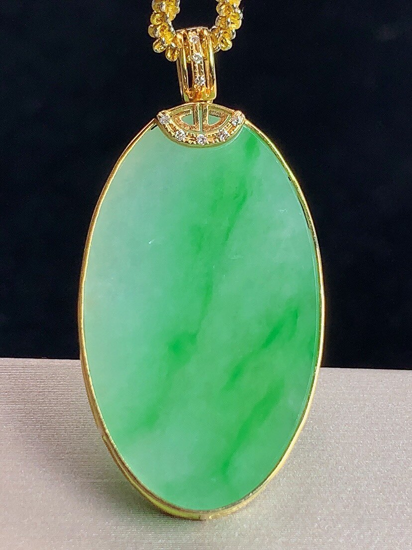冰种阳绿翡翠玉无事牌吊坠 天然a货缅甸缅料椭圆形厚装镶嵌18k金