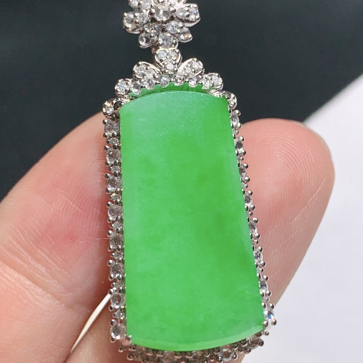 18k金镶嵌冰种阳绿缅甸翡翠玉无事牌吊坠 天然a货缅料方牌长方形