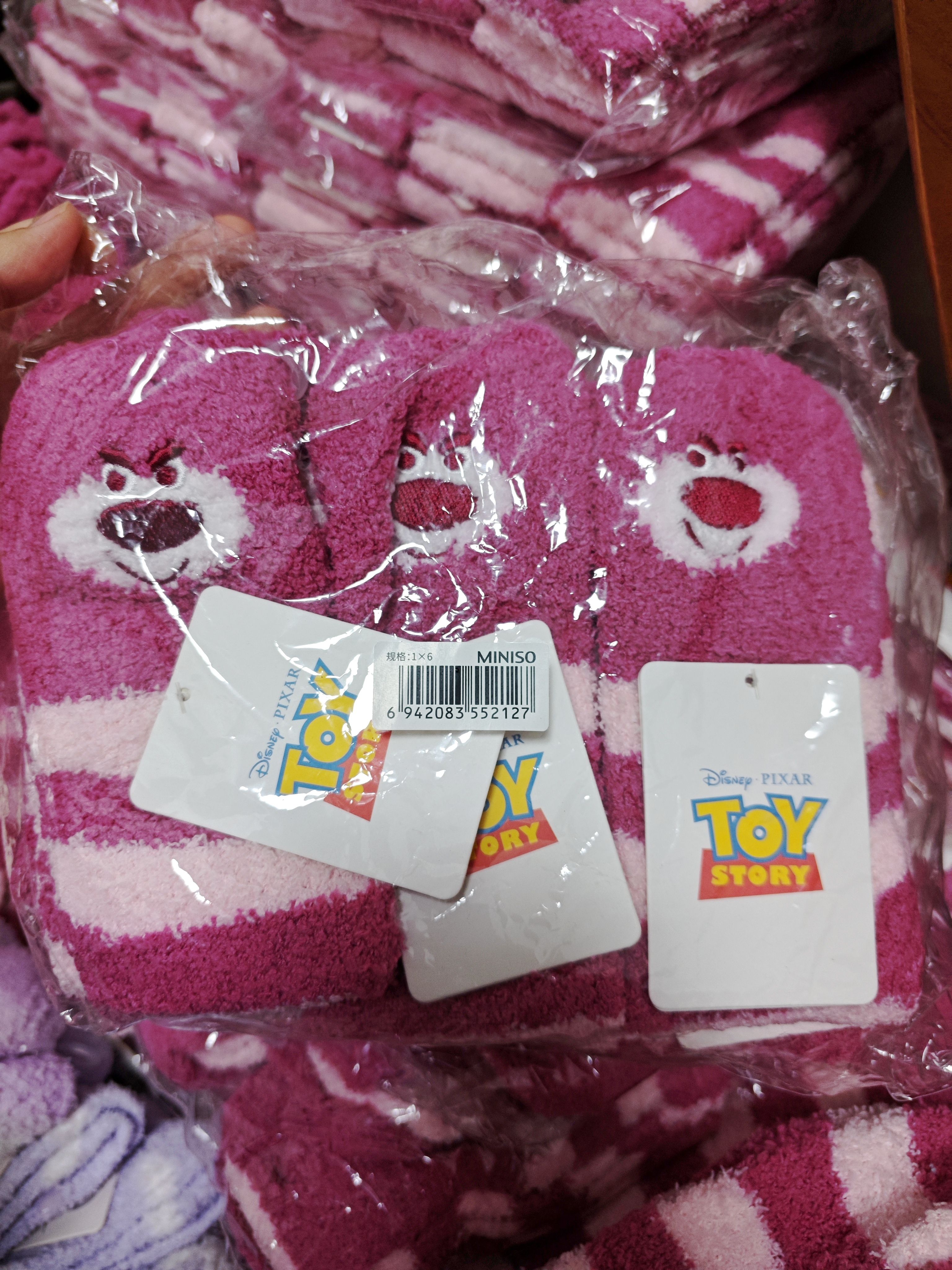 MINISO名创优品三丽鸥草莓熊毛毛居家袜冬季保暖毛绒袜子珊瑚绒