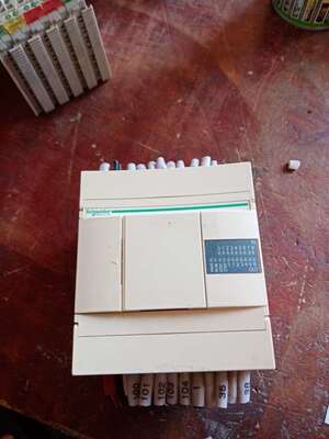施耐德PLC  TWDLCAA16DRF  成色如图 便宜出