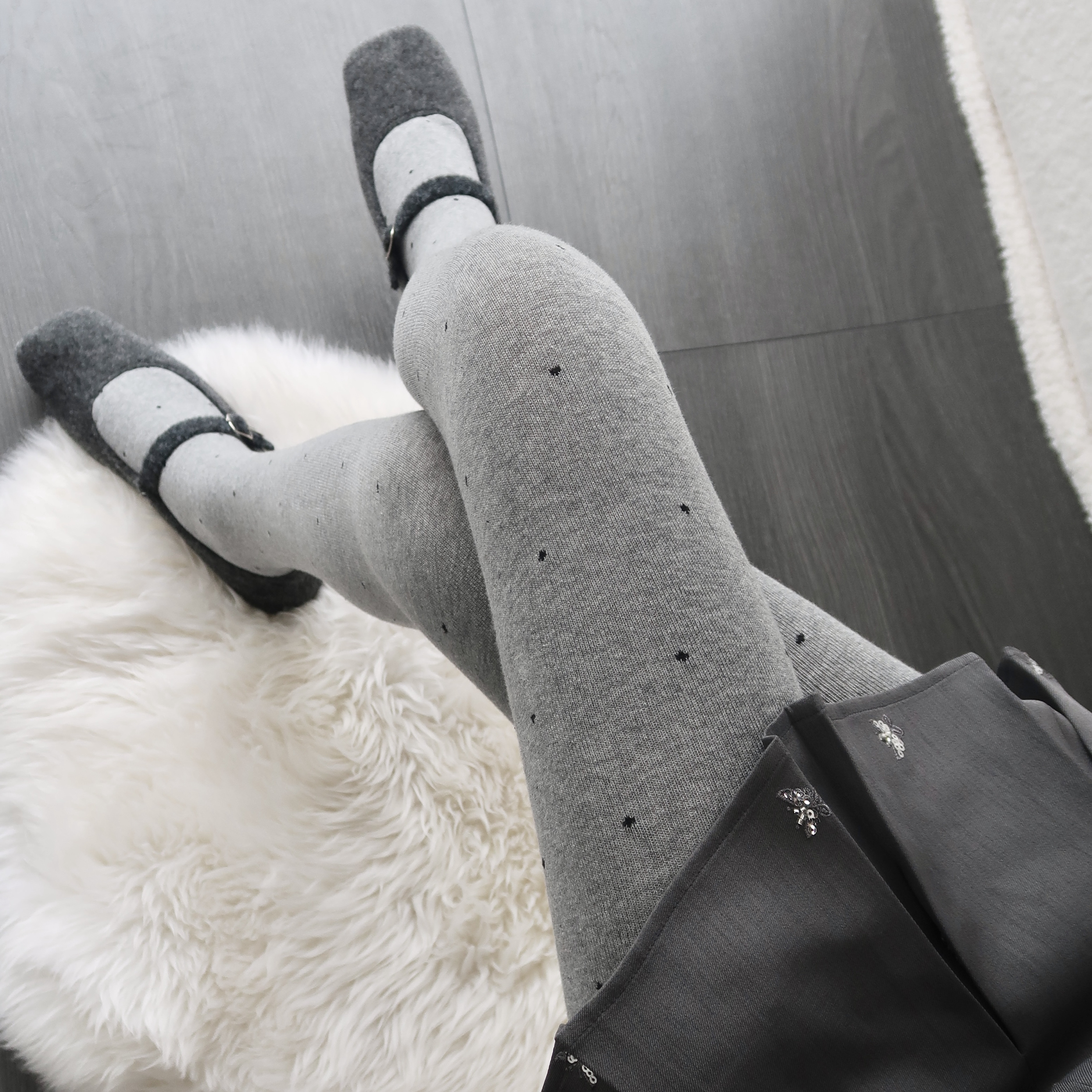 陆甜茶灰色波点连裤袜女秋冬新款加绒保暖打底裤袜显瘦外穿黑圆点