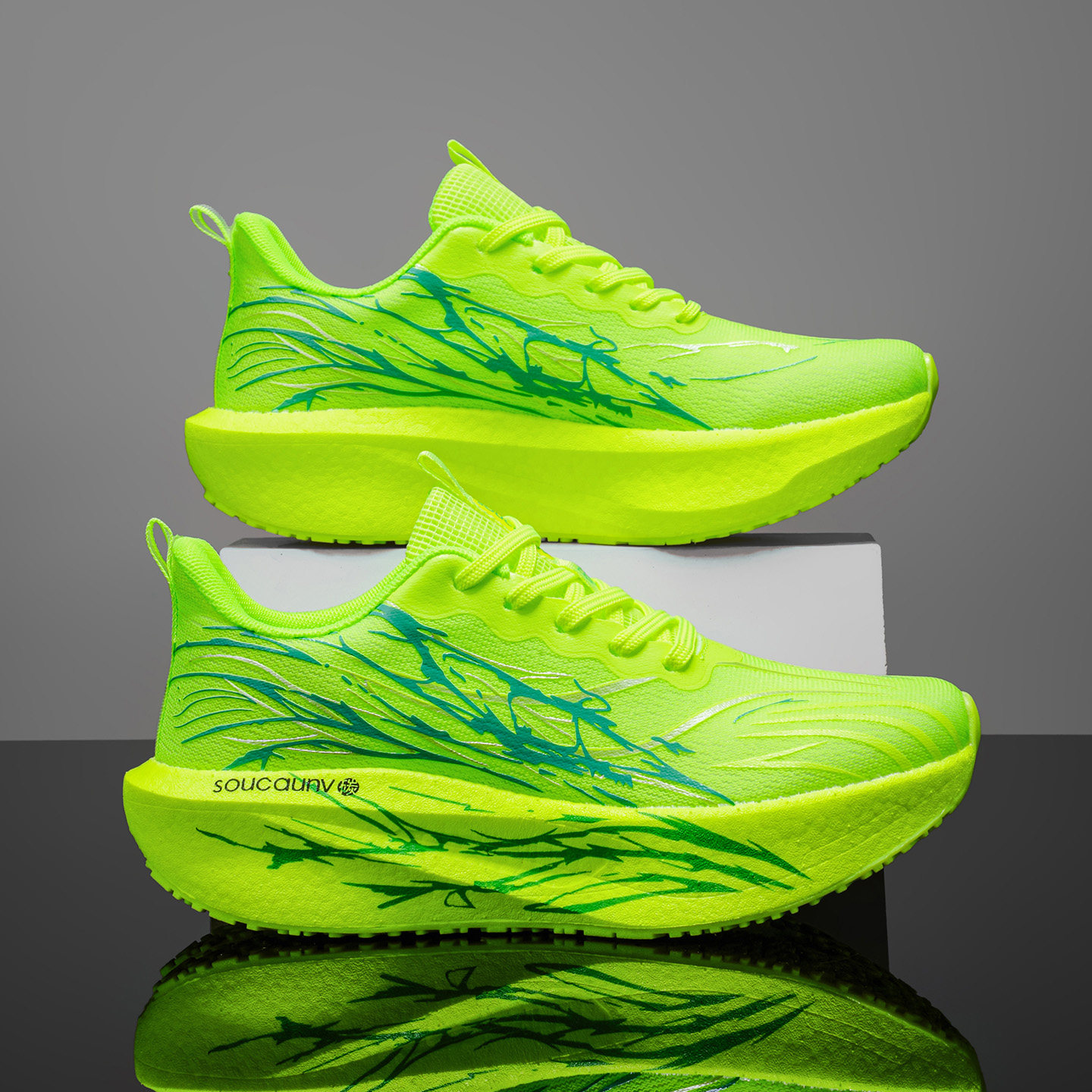 男鞋春季2026新款青少年潮流休闲百搭碳板轻便厚底减震跑步运动鞋