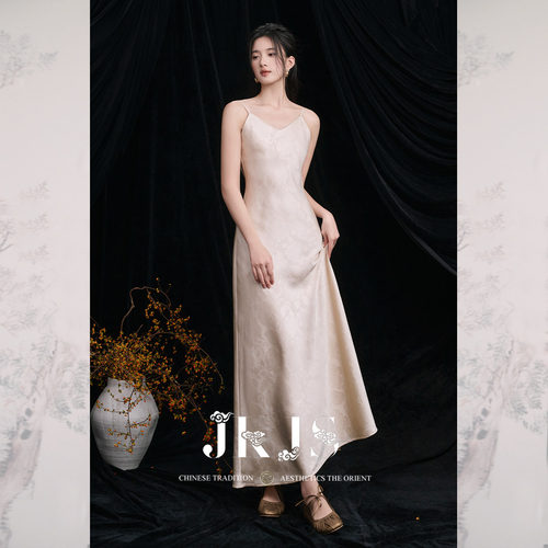 缎面压花工艺吊带裙JKJS