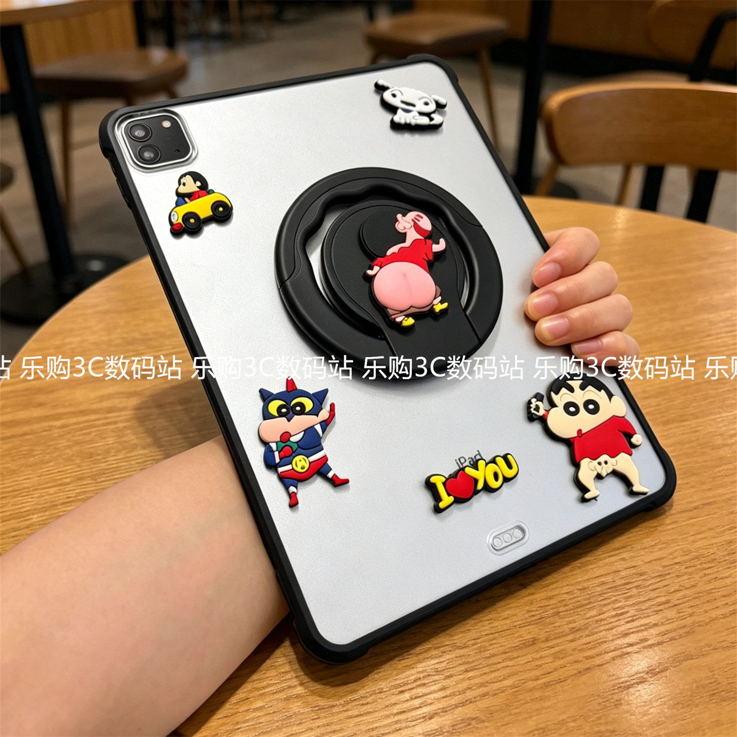 立体蜡笔小新苹果iPadair11磨砂后壳2026款旋转air6带支架789代适用10.2寸9.7防弯ipaid5保护套a16十代亚克力