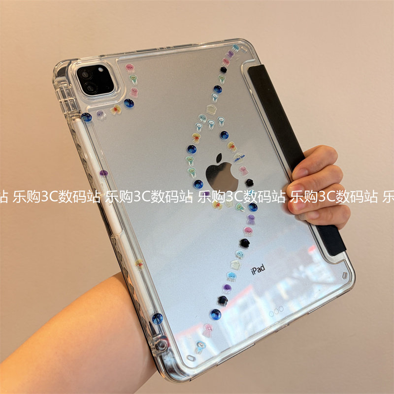浮雕小水母3+Y折叠横竖支架iPad11保护套A16可爱2026款第10代Air654适用M345苹果10.2寸9.7笔槽ip7/8/9防弯壳