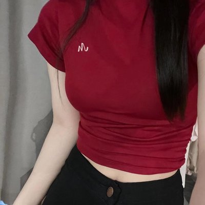 红色正肩短袖t恤女夏季设计感小众修身显瘦辣妹露脐短款紧身上衣