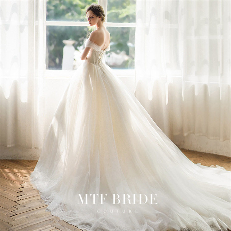 new big tail princess starry sky simple and thin bride main