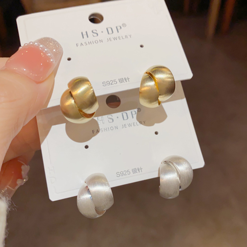 s925银针时尚轻奢设计感金属拉丝圆形耳钉女气质简约百搭耳环