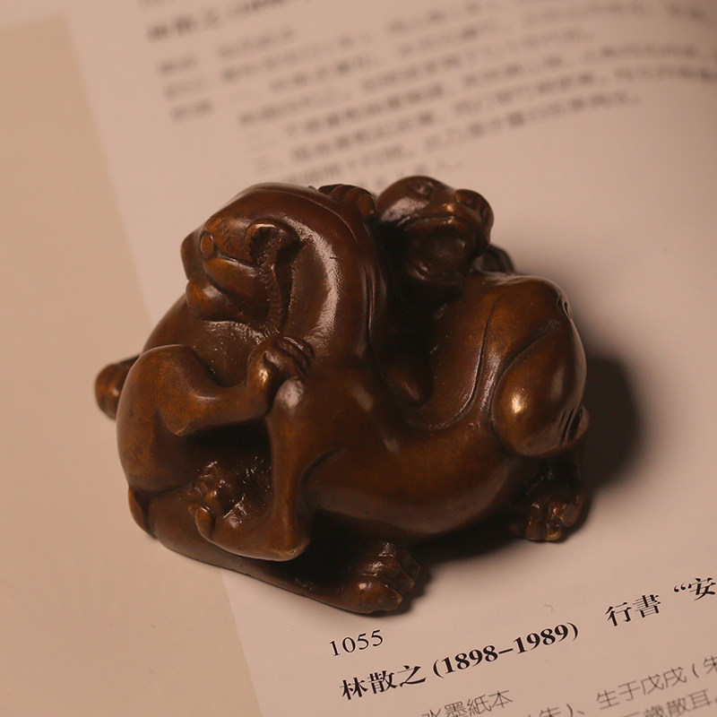 朵云轩铜器熊虎搏镇镇纸