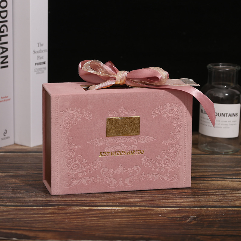 跨境创意结婚礼盒伴郎伴娘伴手礼成品硬盒绒布压纹书本翻盖喜现货