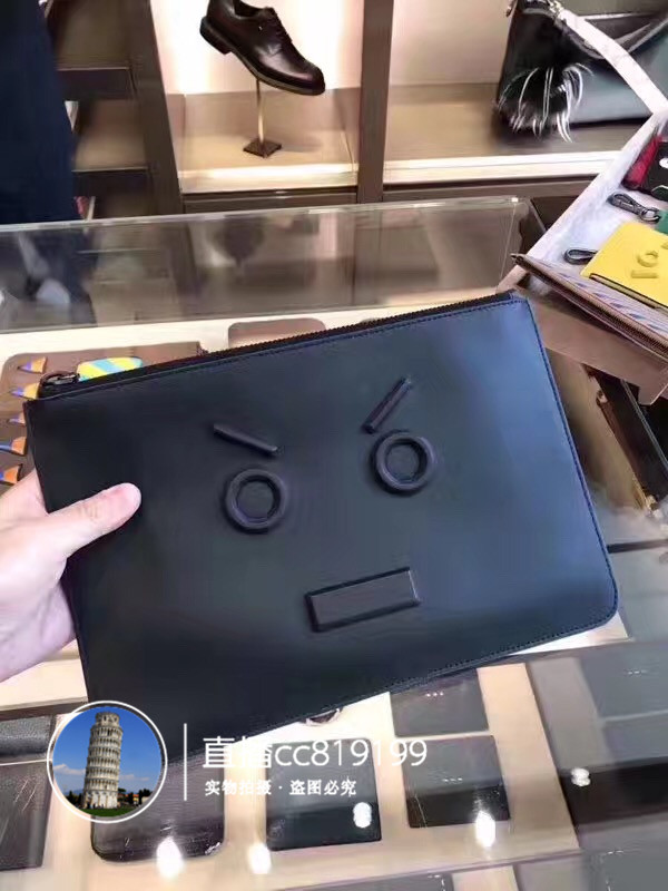FENDI ·ÒµÏ пî»úÆ÷È˱íÇéÕæÆ¤Ñ¹ÎÆÄÐÊ¿ÊÖÄðü7N0078ÄаüÊÖ°ü
