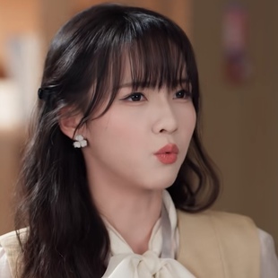 欧洲短剧大叔罗曼史羽翎沈知知同款花朵耳钉女轻奢高级感气质耳饰