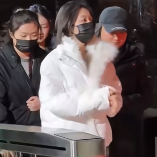 欧洲2026春晚彩排希林娜依高同款羽绒服外套毛领棉服上衣女衣服潮