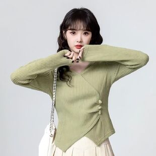 韩系绿色不规则V领长袖 春秋设计感独特上衣 T恤女2026新款