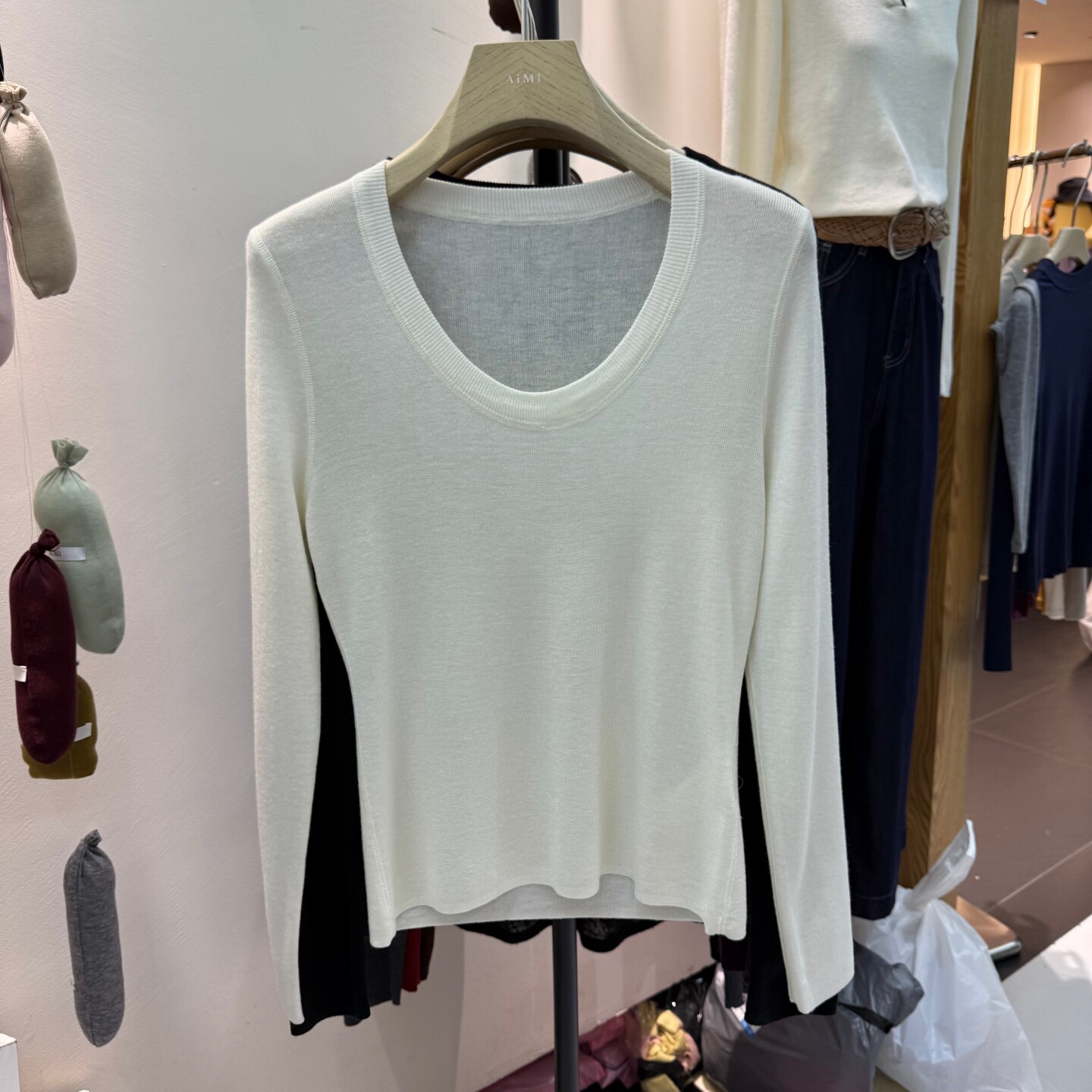 AiMi2025冬季新款韩版U领美丽诺羊毛针织衫女内搭显瘦打底衫上衣,女装/女士精品,毛针织衫,淘宝优惠券,粉丝福利购,淘宝优惠卷