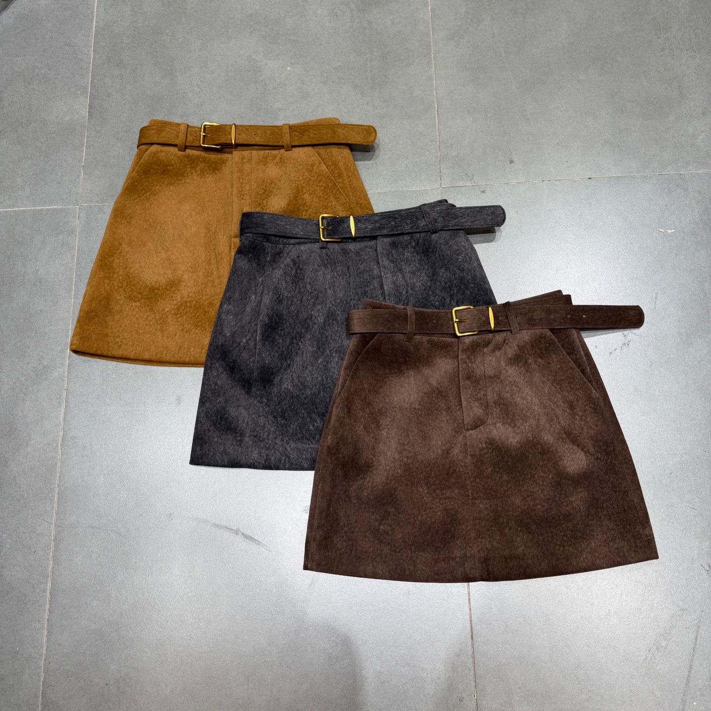 欧洲站2025秋冬新款高腰显瘦A字防走光包臀短裙气质通勤半身裙女