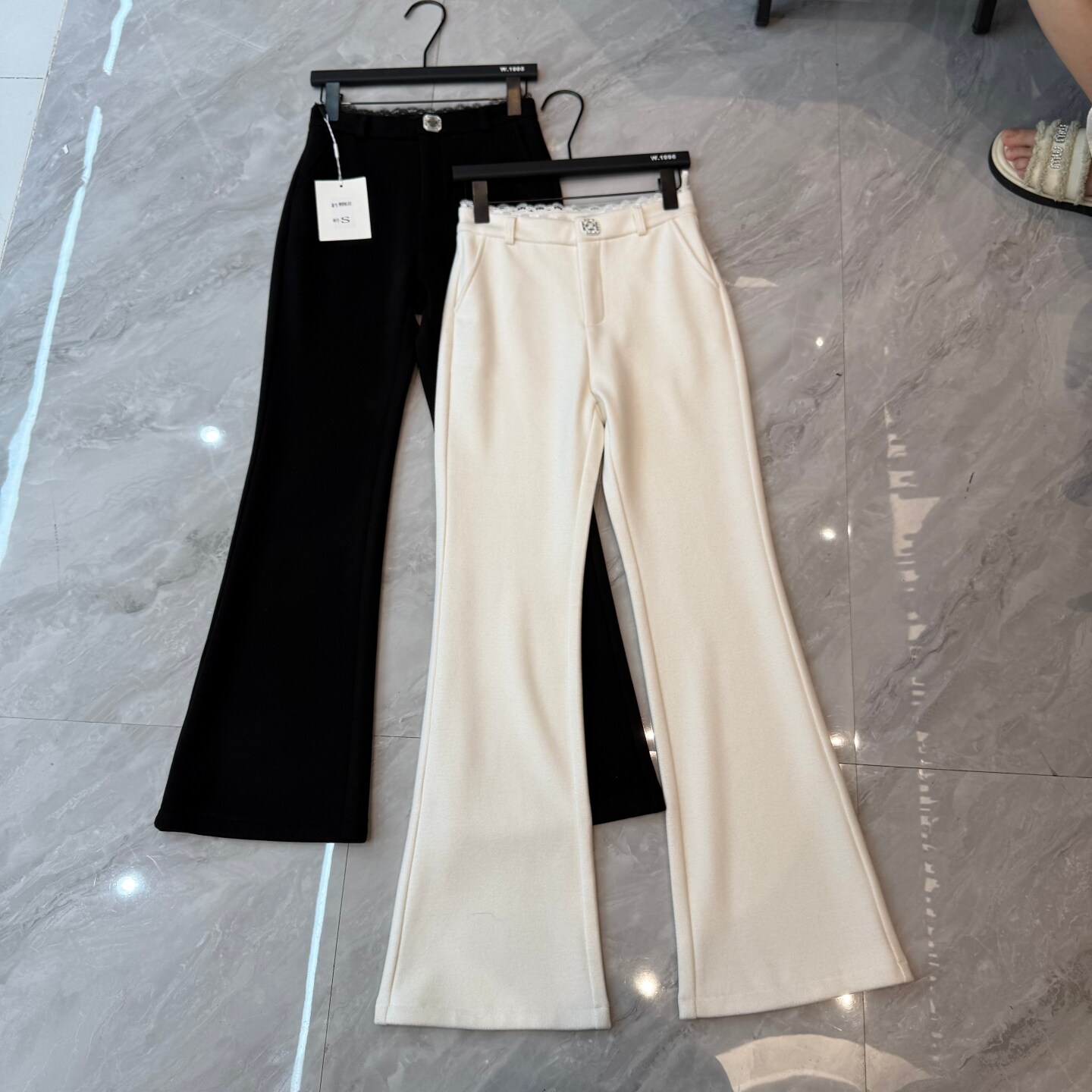 欧洲站2025秋冬新款小香风蕾丝花边高腰修身显瘦加绒微喇休闲裤女