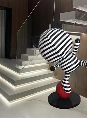 大型玻璃钢卡通熊雕塑楼梯口现代装饰落地摆件酒店艺术品简约潮流