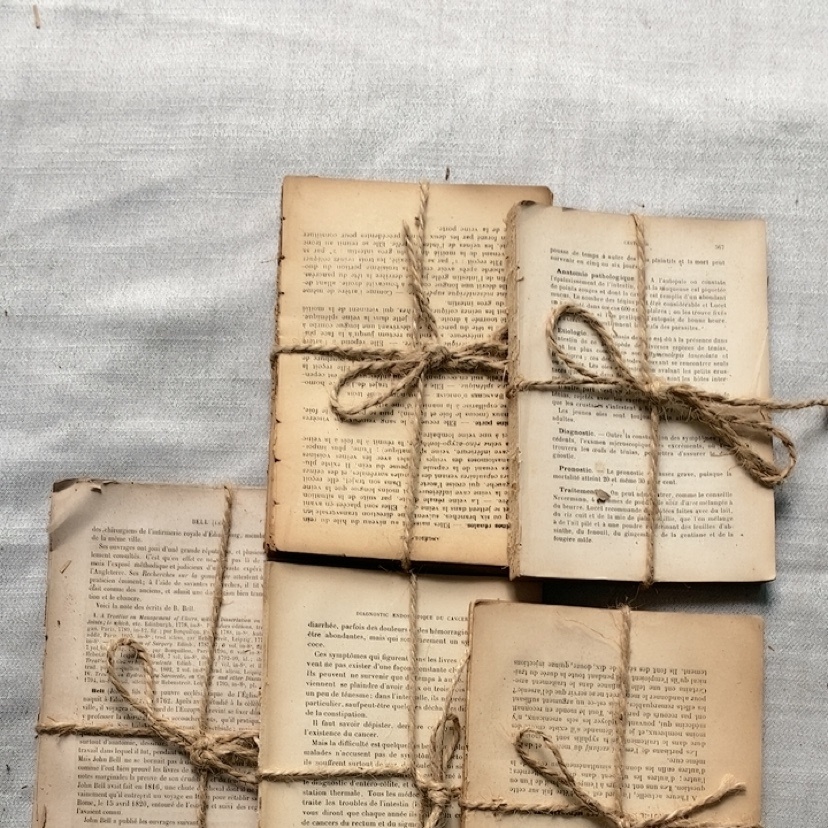 复古外文英文麻绳捆绑老旧黄书捆装饰怀旧陈列摆件摄影道具旧书捆