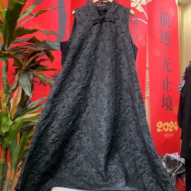 中国风立领盘扣提花连衣裙女2024年新款民族风盘扣大码显瘦裙子