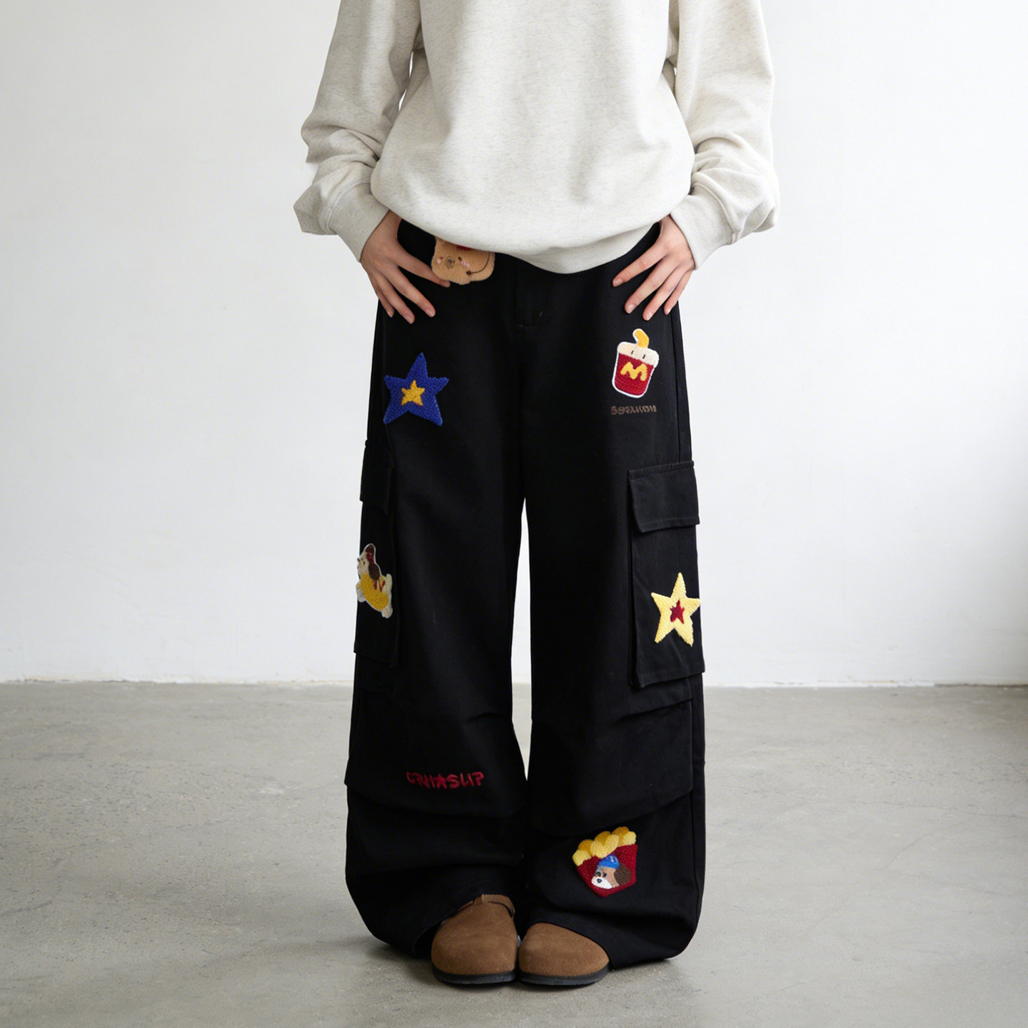 胖mm大码美式黑色卡通刺绣多口袋工装牛仔裤女宽松高腰显瘦阔腿裤,女装/女士精品,大码裤装,淘宝优惠券,粉丝福利购,淘宝优惠卷