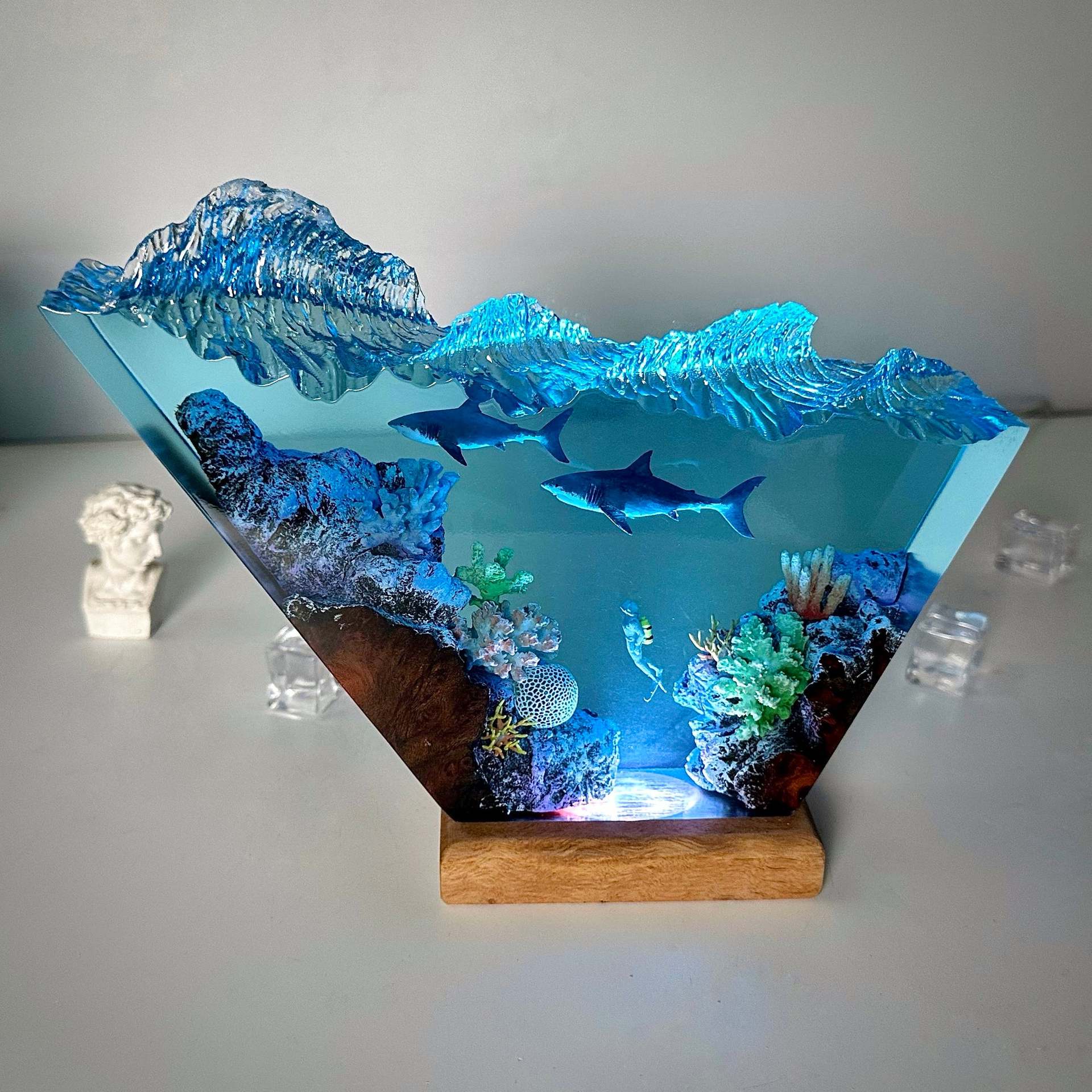 海底世界景观溶洞海浪造型大白鲨鱼潜水员珊瑚礁小夜灯床头灯摆件