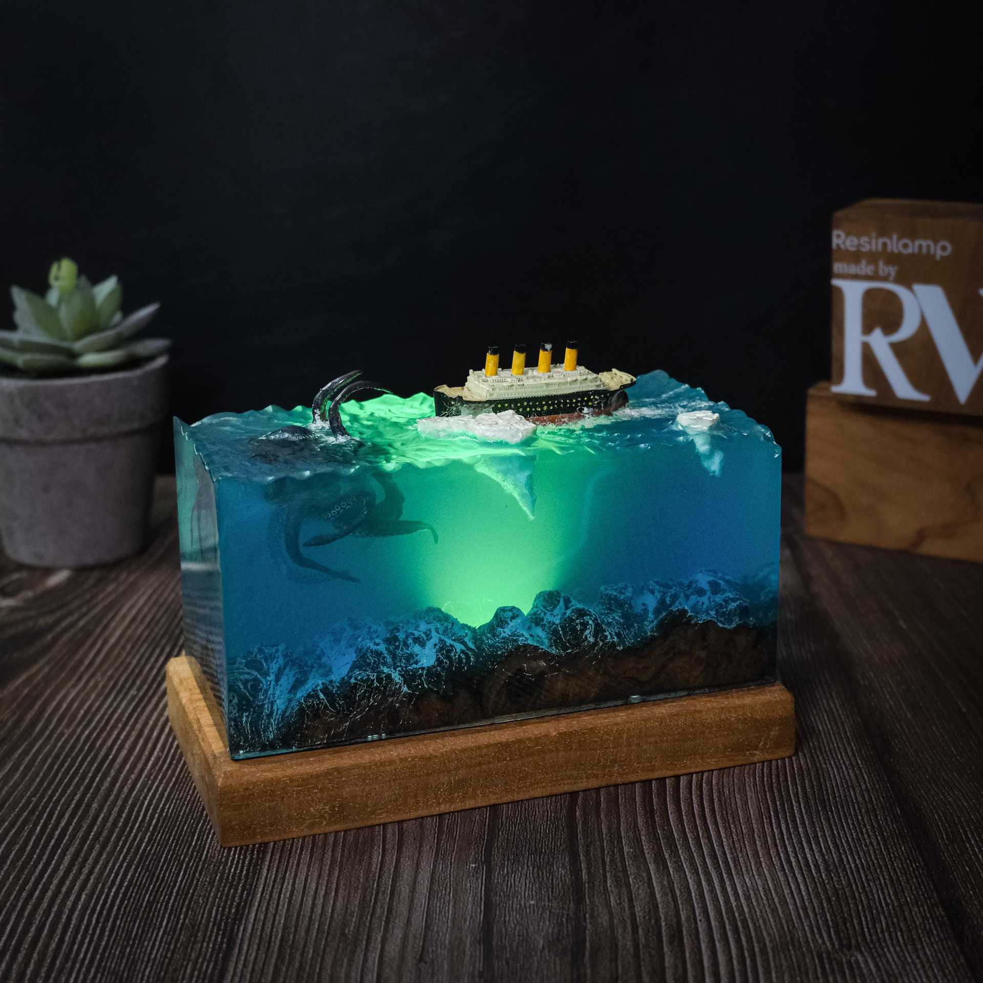 海底世界景观巨型游轮章鱼海怪泰坦尼克号小夜灯床头灯摆件礼物