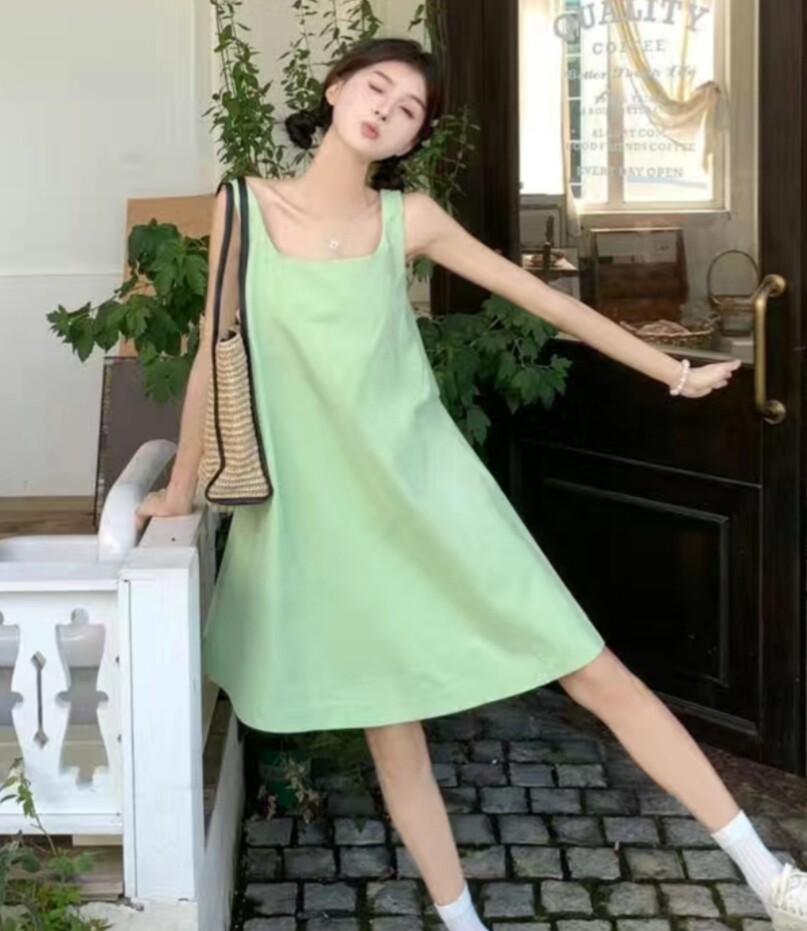 2025夏季新款甜美温柔风绿色露肩背心连衣裙女气质宽松显瘦短裙