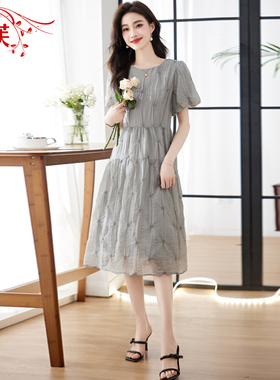 法式灰色泡泡袖连衣裙女2026夏新款高端精致减龄收腰绣花压皱裙子
