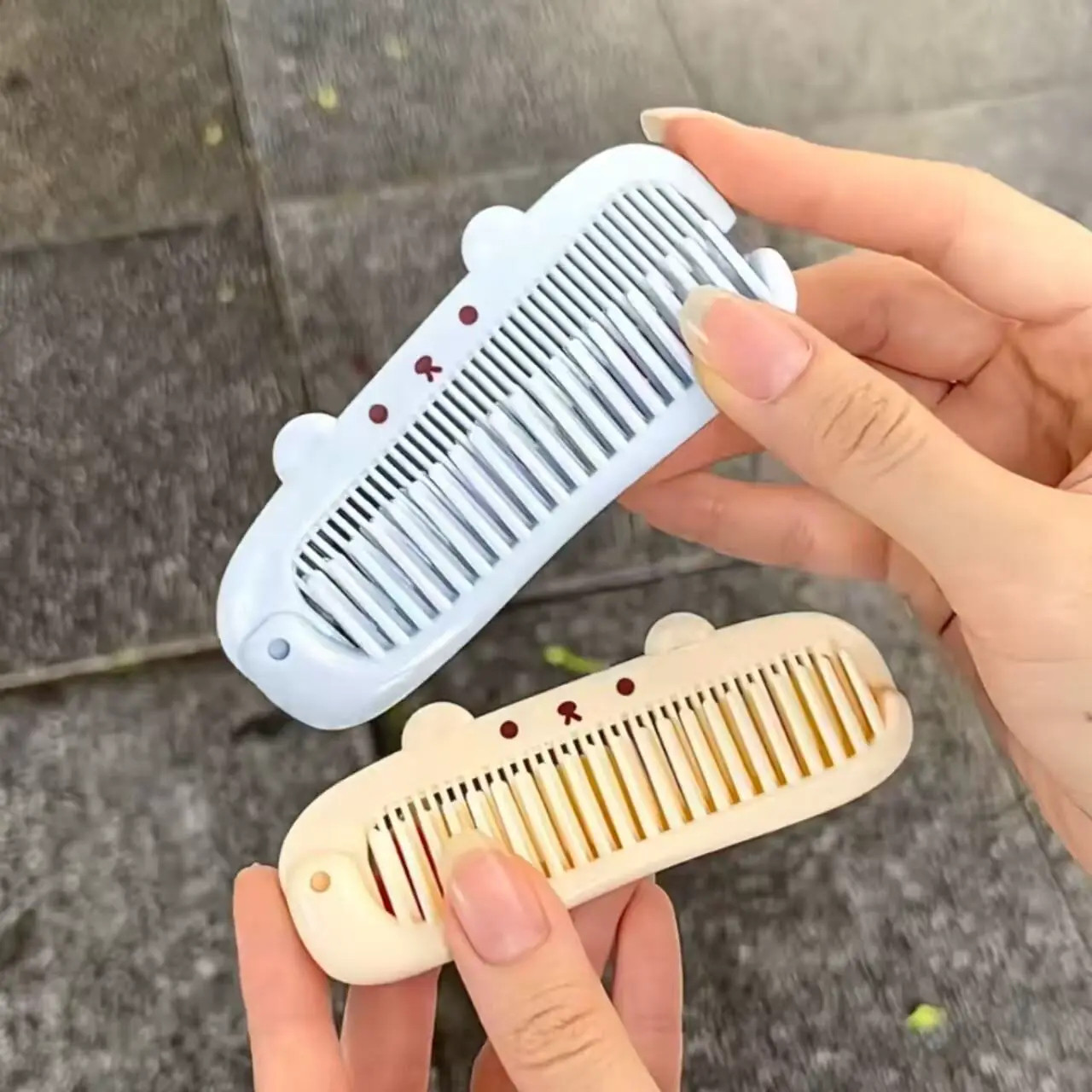 新款卡通可爱便携折叠梳轻松熊梳子旅行外出随身迷你美发刘海梳