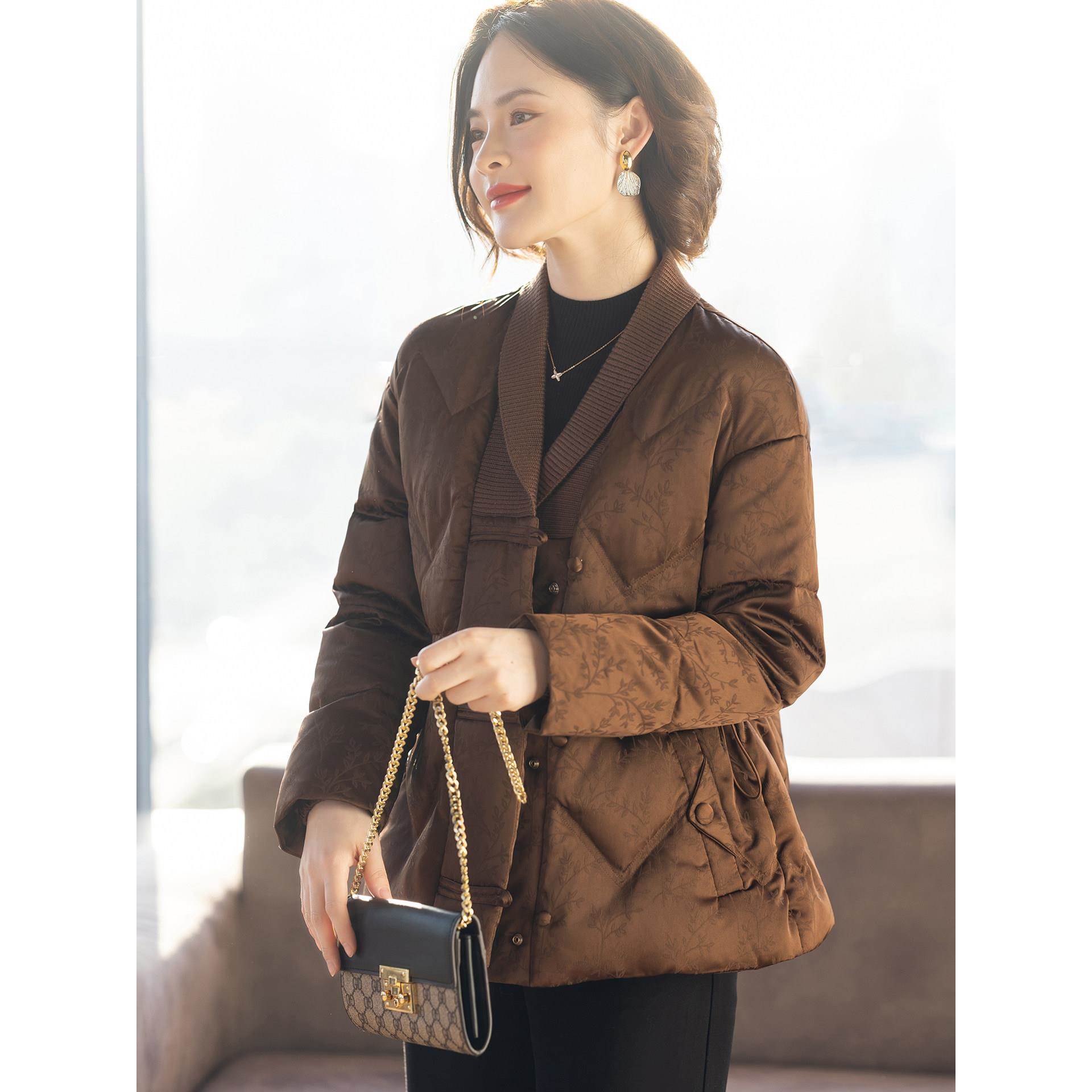 年轻妈妈羽绒服洋气时尚冬装外套2025新款加厚保暖上衣服中老年女