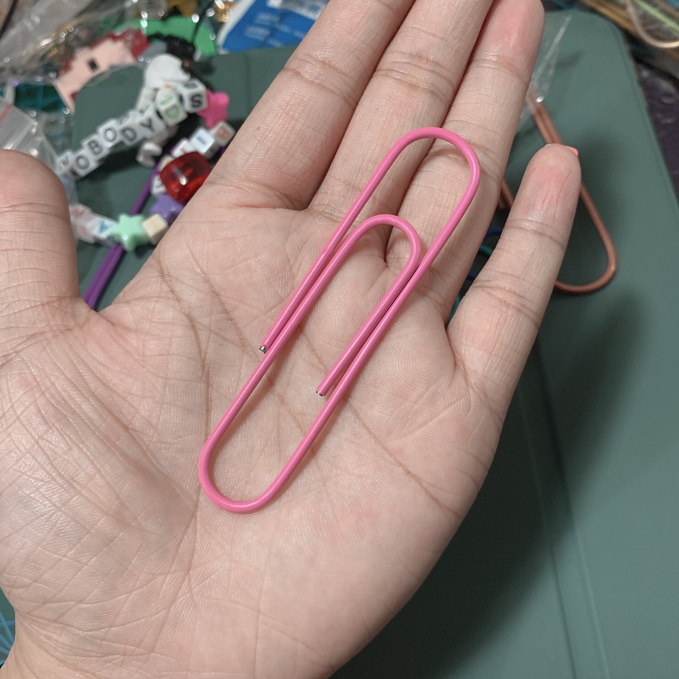 더 큰 종이 클립을 사용하여 캔버스 가방을 장식할 수 있습니다