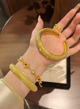 高级感沙金宫廷风卡扣皇后手镯设计感仿真金黄金色雕花复古款镯子