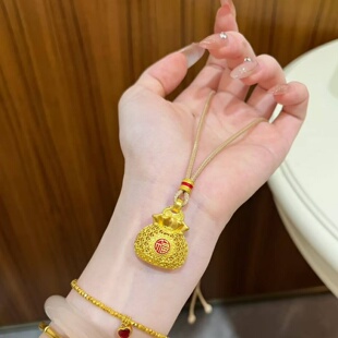 黄金色镂空福袋吊坠古法项链毛衣链女轻奢锁骨链项链简约沙金百搭