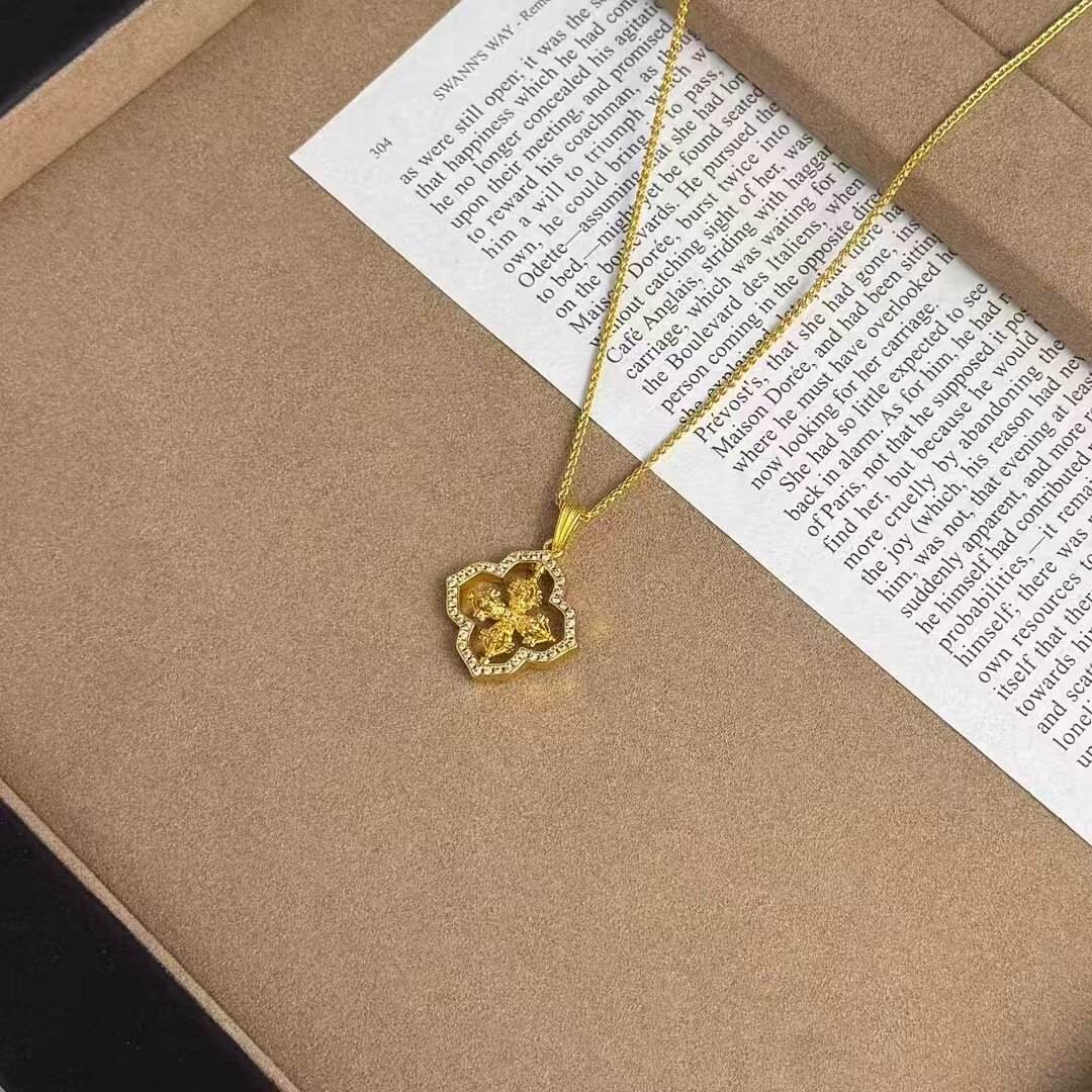 黄金色古法毛衣链锁骨链弧形弯管吊坠沙金拉丝四叶草金刚杵吊坠